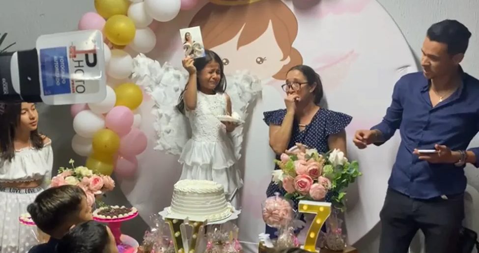 Menina emociona internet ao homenagear mãe falecida durante aniversário de 7 anos