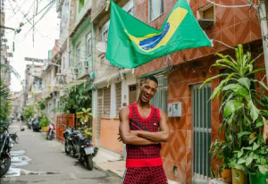 Tiktoker brasileiro é destaque em matéria The Guardian mostrando alegria da favela