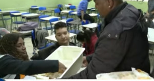 Escola do Paraná faz dia do cachorro quente para aliviar clima preocupante do último mês