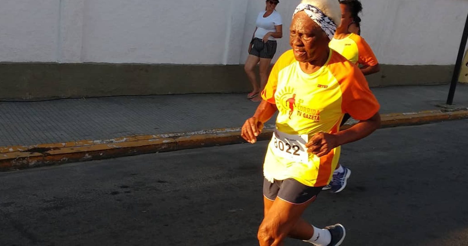 Senhora de 96 anos é a corredora mais velha do estado do Espírito Santo e não pensa em parar. “É bom para a saúde”