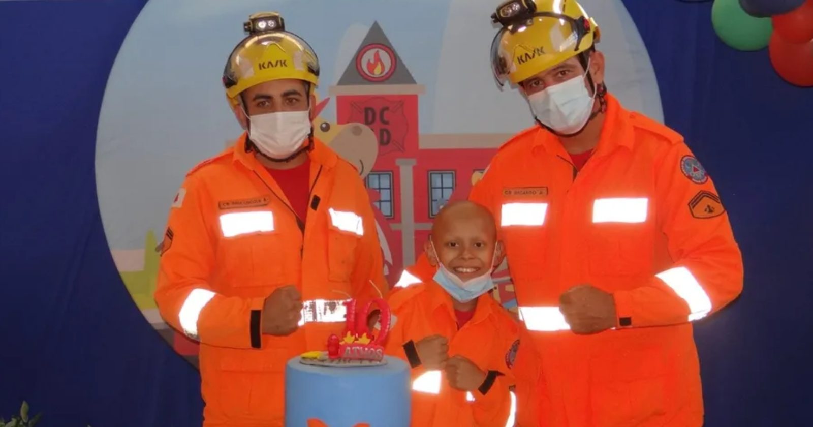 Corpo de bombeiros faz festa surpresa para menino em tratamento contra o câncer