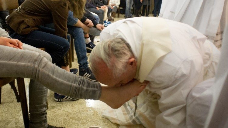 Lava-pés: Gesto simbólico feito pelo Papa, emociona fieis as vésperas da Semana Santa (Imagens: Vatican News)