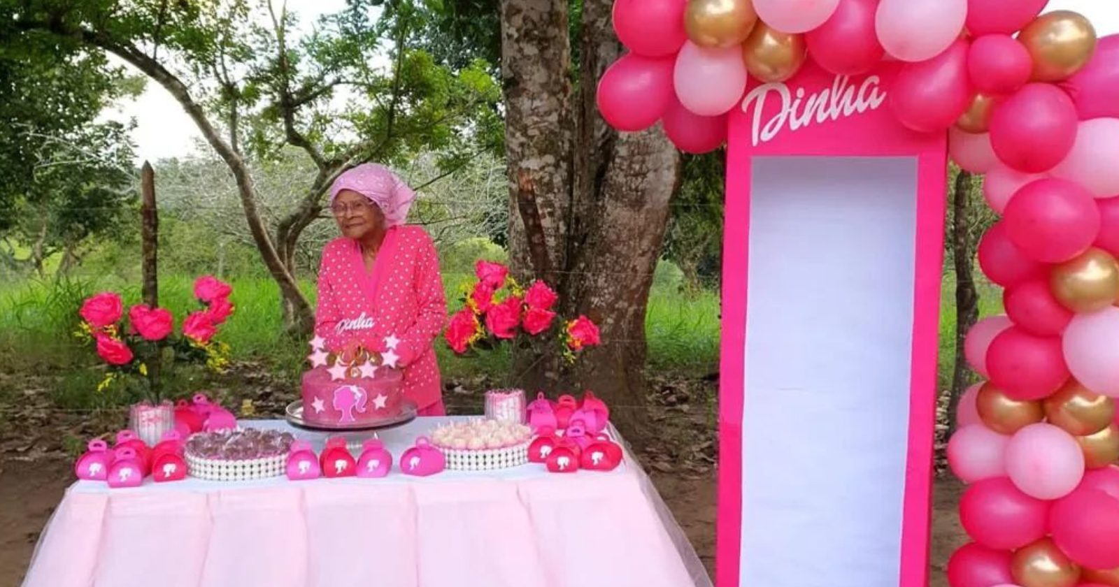 Senhora de 107 anos comemora o seu aniversário em grande estilo: roupa e decoração inspiradas na Barbie