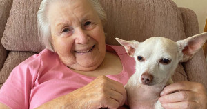 Senhorinha de 100 anos ganha surpresa emocionante após perder seu cachorrinho