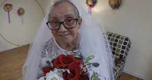 Aos 77 anos idosa finalmente se casa com o amor da sua vida: ela mesma. Entenda essa história linda!