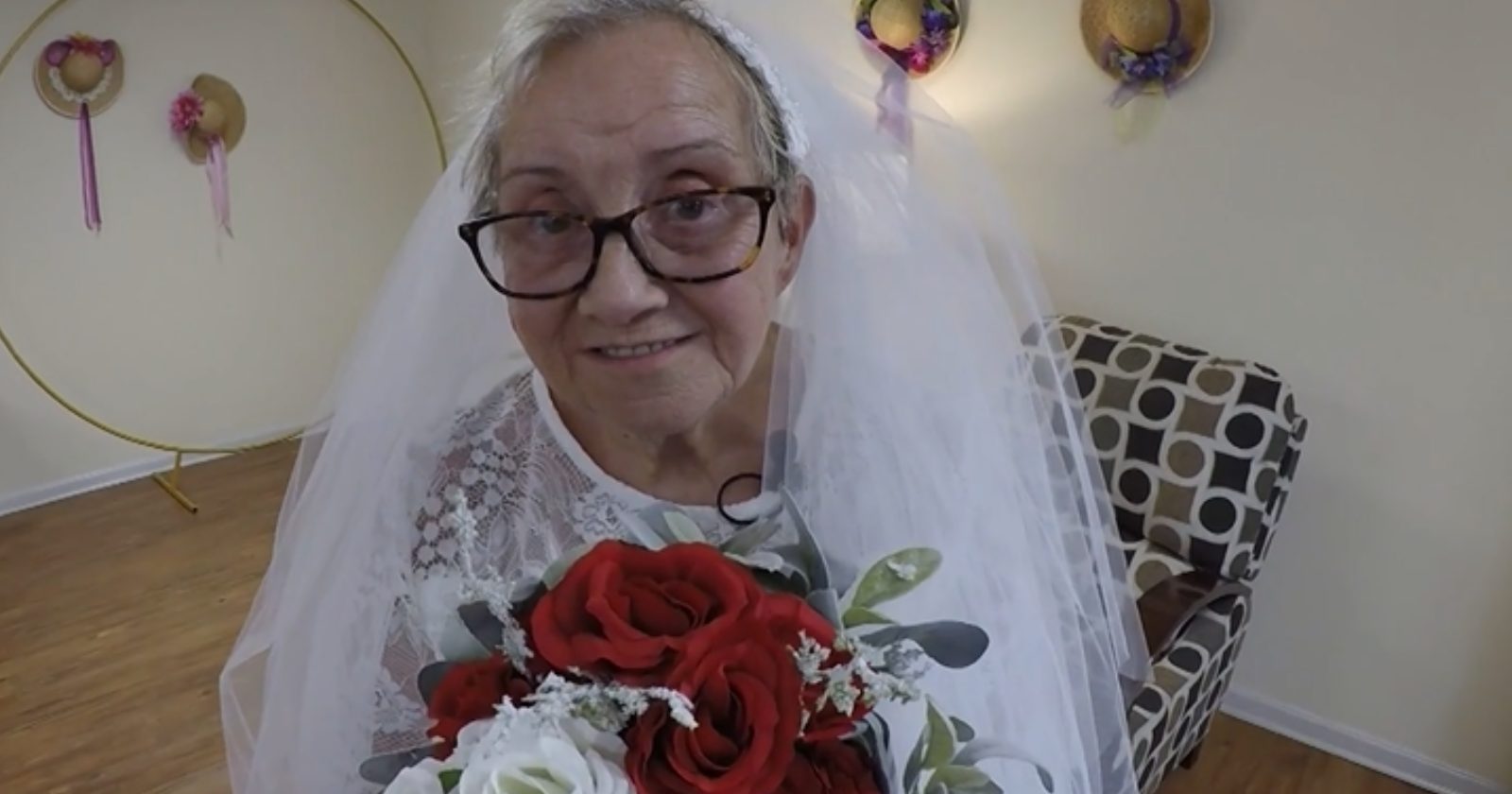 Aos 77 anos idosa finalmente se casa com o amor da sua vida: ela mesma. Entenda essa história linda!