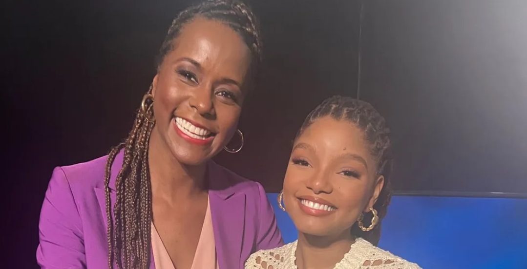 Em entrevista com Maju Coutinho, Halle Bailey recebe presente feito por artesãs brasileiras