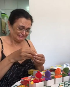 Mãe recebe presente inusitado e cura sua criança interior