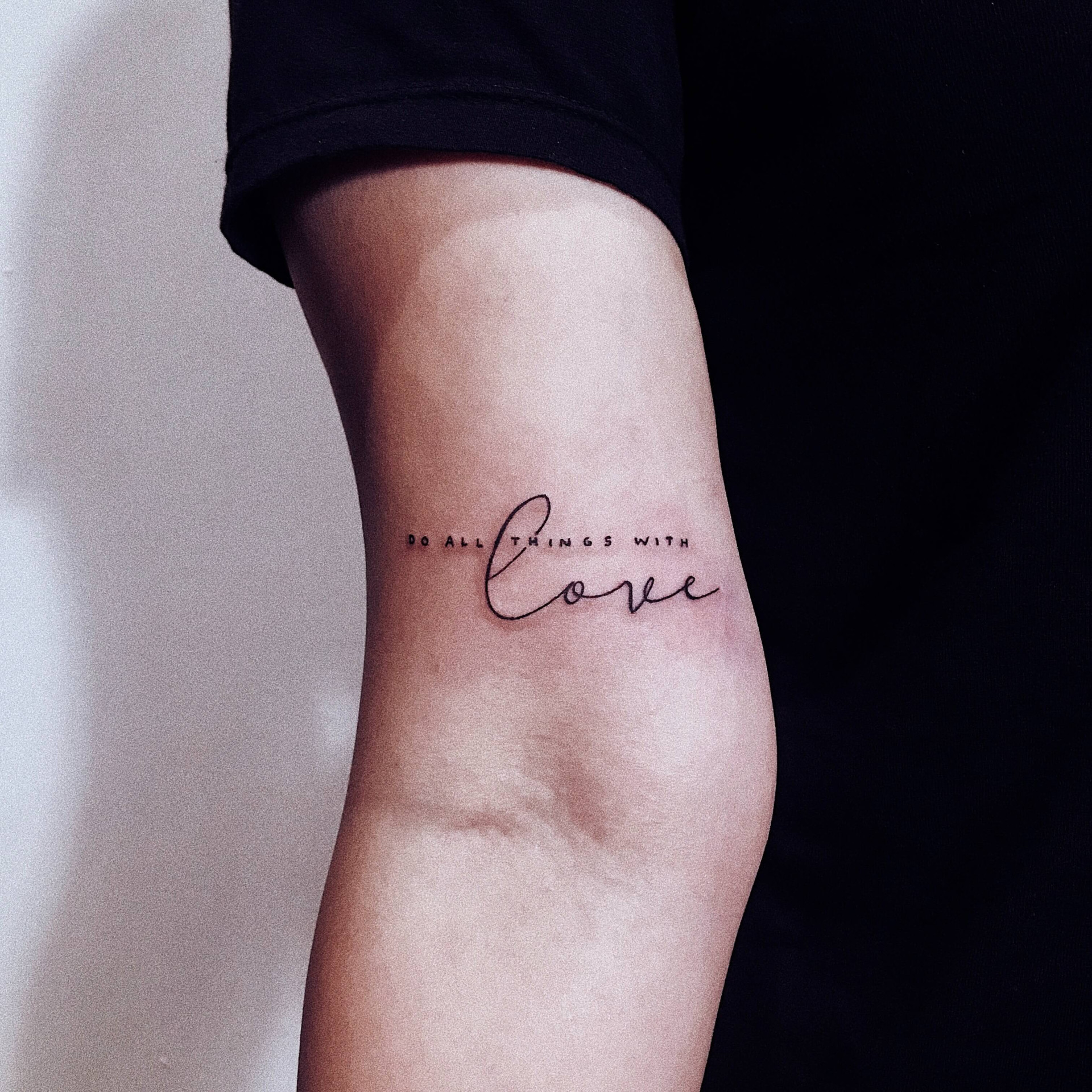 Frases de tatuagens para mãe: +60 ideias curtas, emocionantes e estilosas (Imagens: Unsplash)