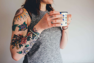 Frases de tatuagens para mãe: +60 ideias curtas, emocionantes e estilosas