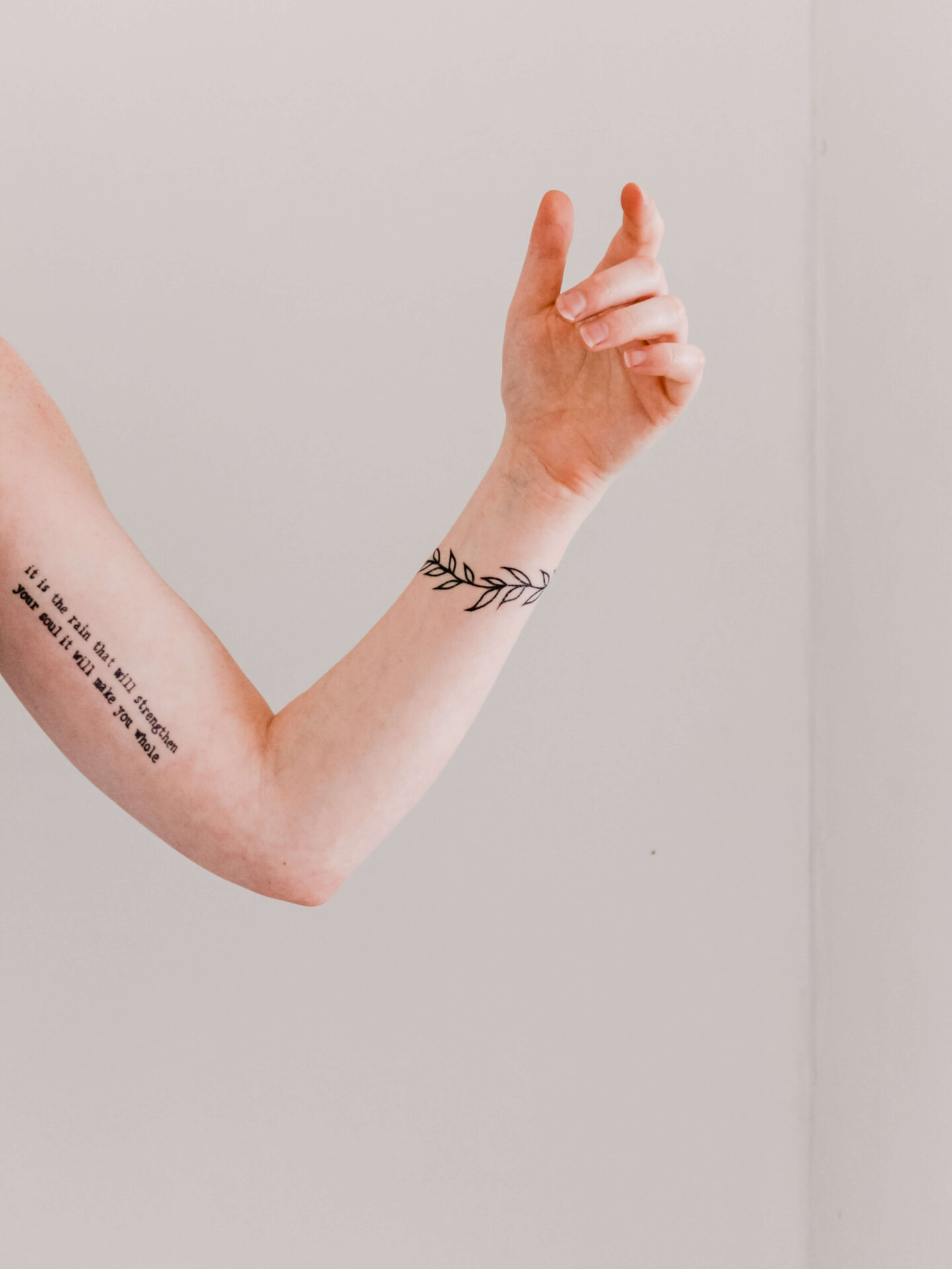 Frases de tatuagens para mãe: +60 ideias curtas, emocionantes e estilosas (Imagens: Unsplash)