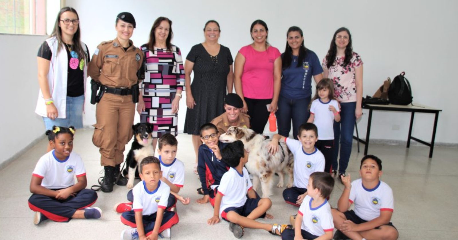 Projeto muito fofo leva cachorrinhos para visitar alunos especiais em escolas de rede municipal