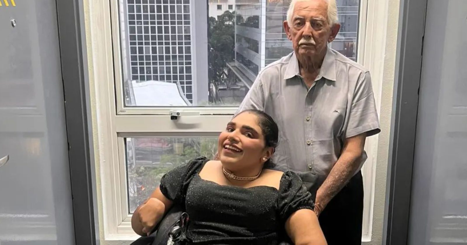 Com ajuda do avô, jovem cadeirante se torna inspiração de inclusão como maquiadora sensacional