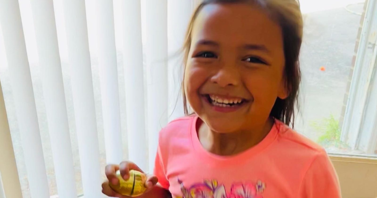 Garotinha recém adotada tem reação emocionante ao ver nova mamãe em apresentação de escola