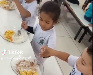 Autismo e amizade: essa menininha encantou a internet ao ajudar melhor amigo autista a comer