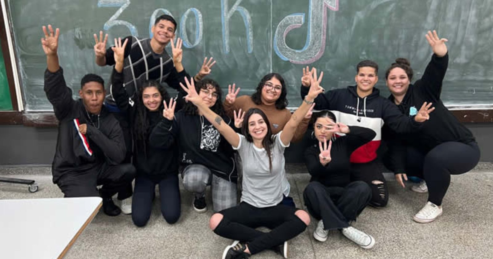 Professora de rede estadual faz sucesso na internet ensinando química do jeito mais fácil e divertido