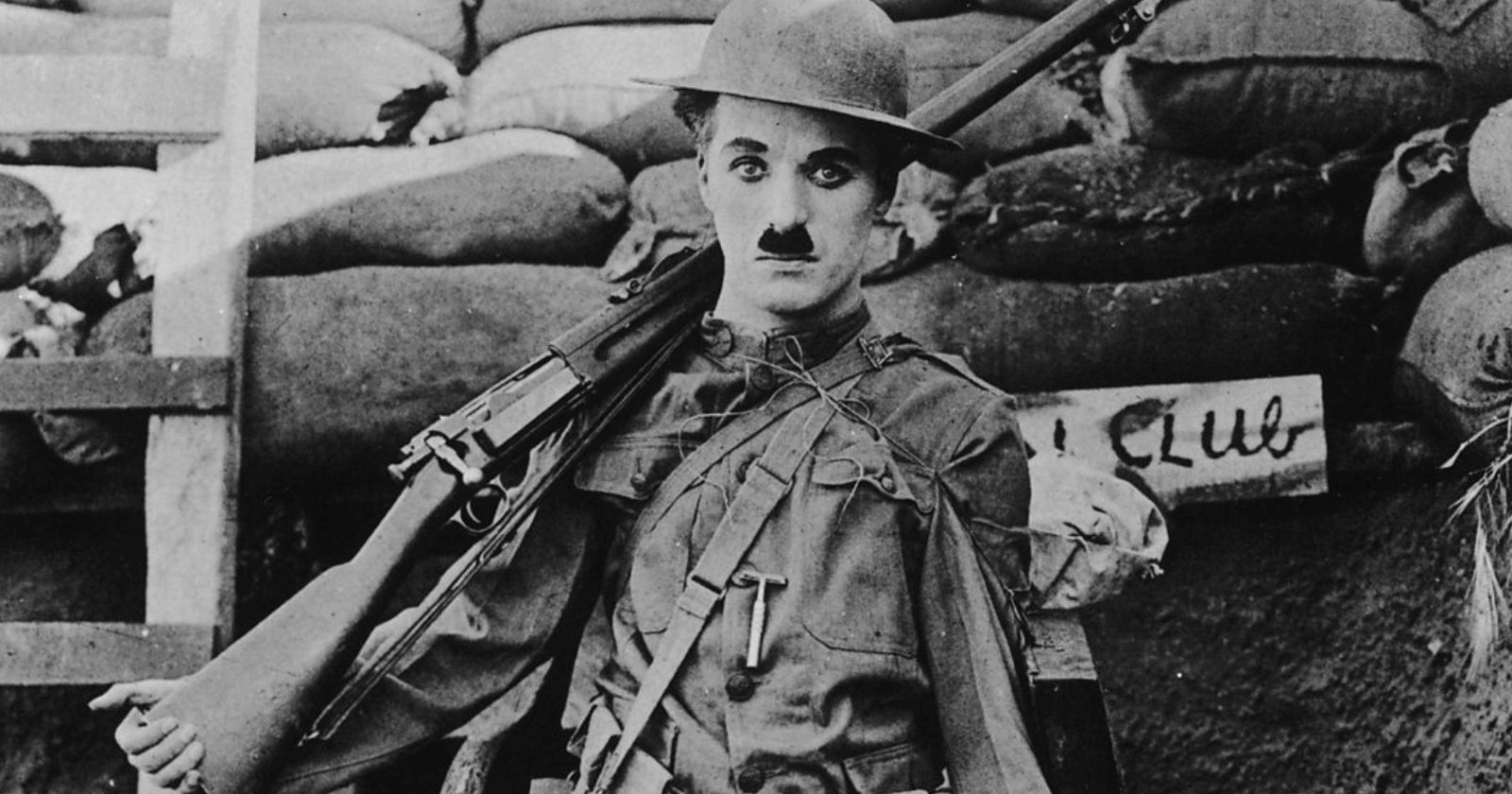 Frase dita por Charles Chaplin mostra como o Dia do Soldado é uma data emocionante