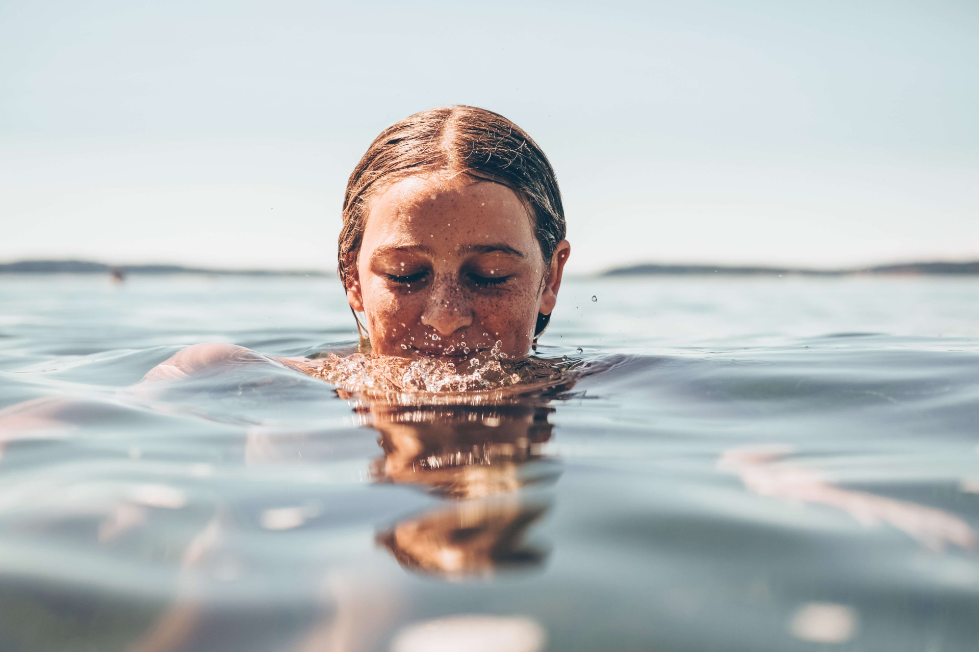 O que significa sonhar nadando e o que é muitas águas na sua vida (Imagens: Unsplash)