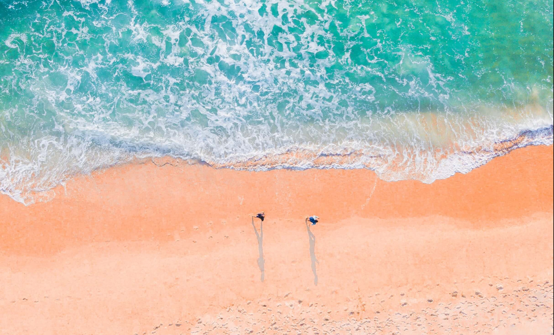 "Sob o céu azul e à beira-mar, pratique simpatias que elevam a alma."