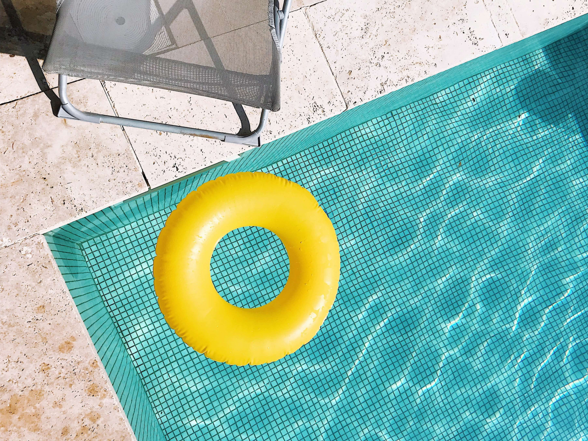 Sonhar com piscina tem um significado obscuro e você precisa saber