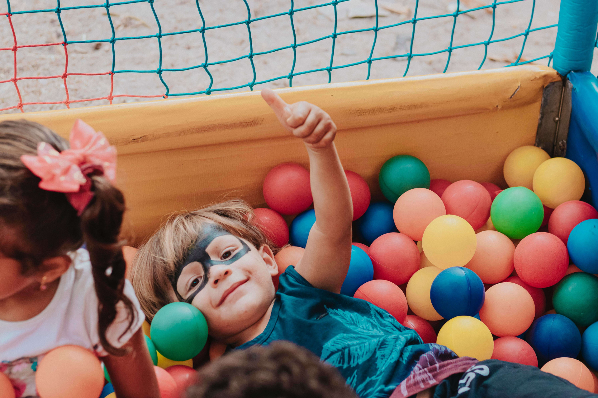 A magia da infância: 6 atitudes que nos ensinam as crianças felizes.