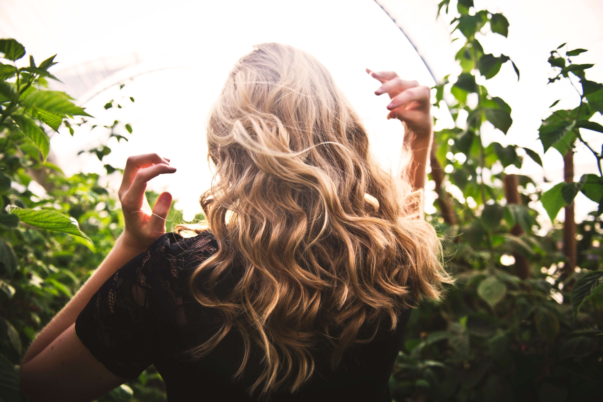 Através da Simpatia do Cabelo, permita que o amor entre em sua vida com força e paixão.