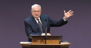 9 pensamentos de Charles R. Swindoll para te aproximar mais de Deus