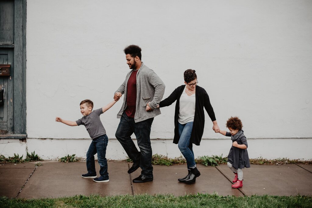 Os sonhos com a família muitas vezes refletem a busca por apoio e conexão emocional.