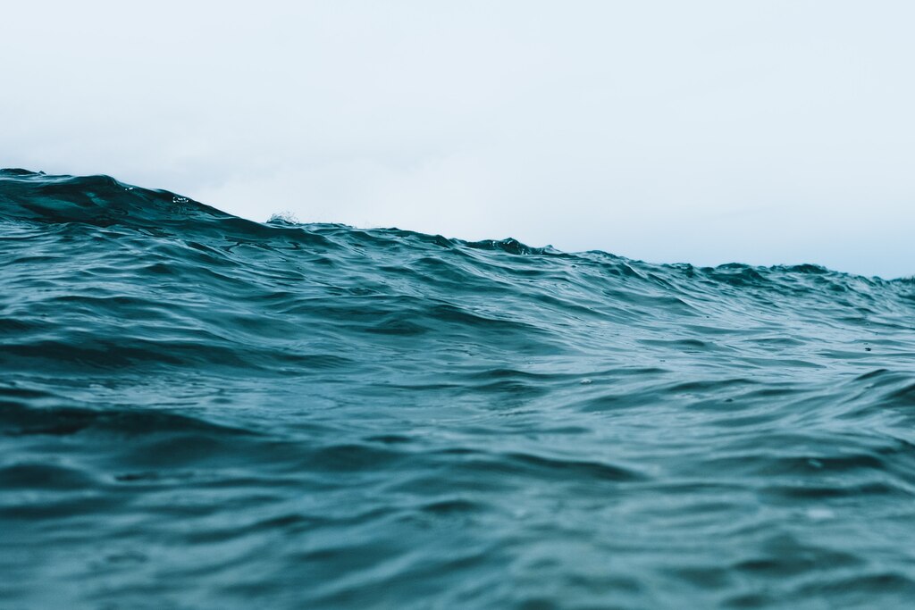 Água do mar, símbolo de renovação, traga-me a serenidade desejada.