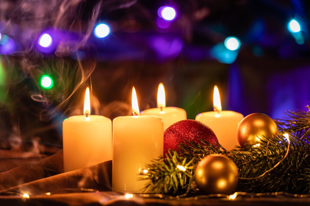 A luz das velas ilumina a esperança no Natal.