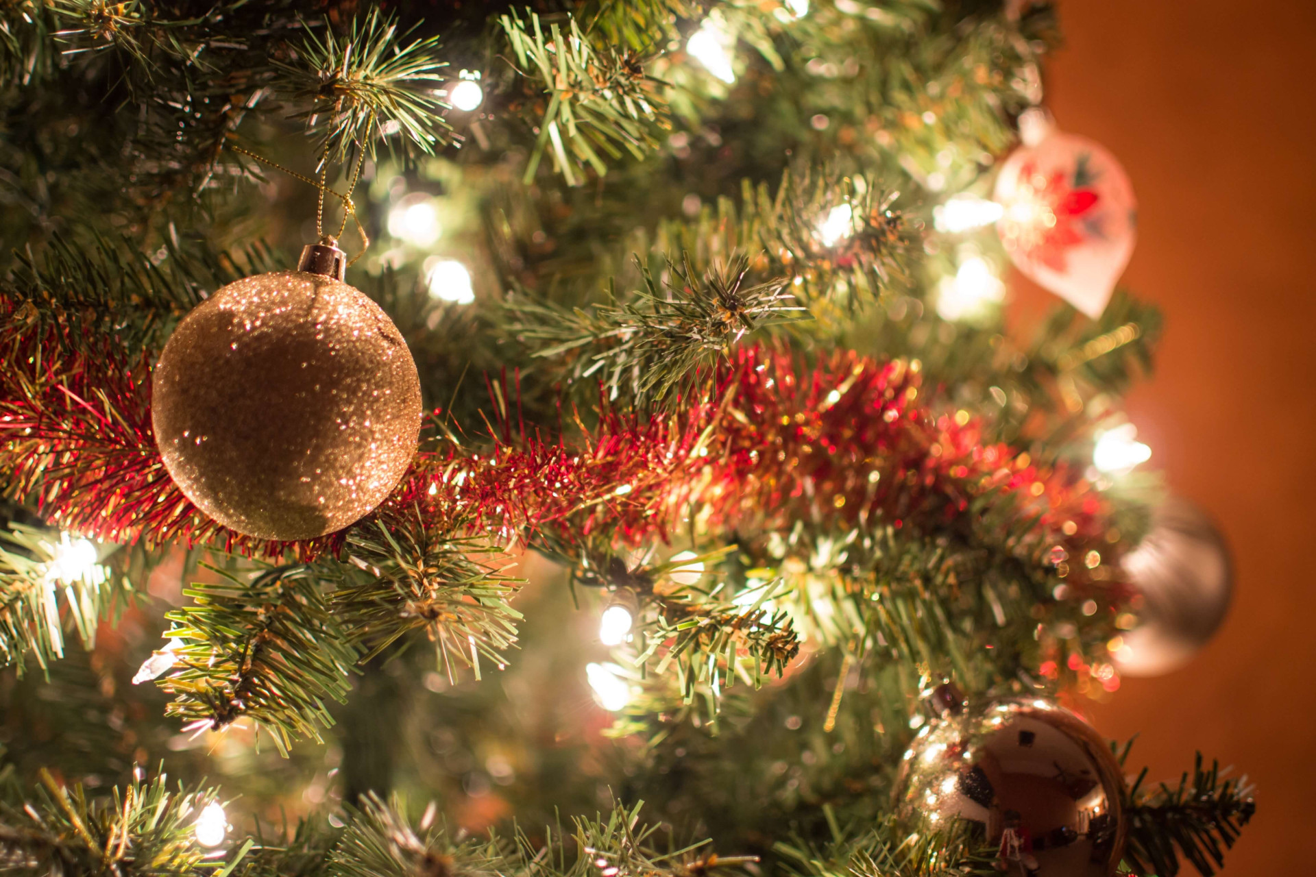 A verdadeira magia do Natal reside na conexão e amor entre familiares.