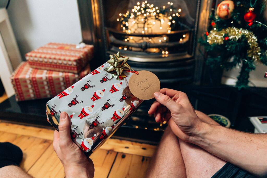 Optar por não fazer amigo secreto pode aliviar o orçamento das festas de fim de ano.