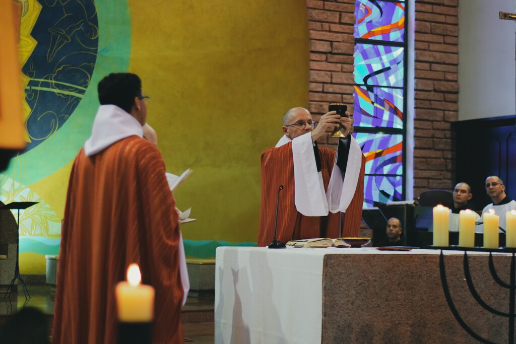 Na véspera de Natal, a Missa do Galo nos recorda o verdadeiro significado do amor e da humildade.