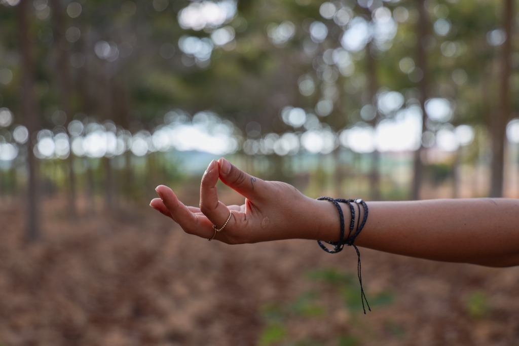 O ritual de queima de energia negativa é um caminho para a renovação espiritual.