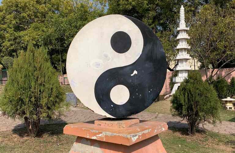 Equilíbrio entre luz e sombra, ação e contemplação: essência do Yin Yang.