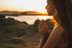 Oração para fazer quando acordar: peça e a Deus um bom dia hoje