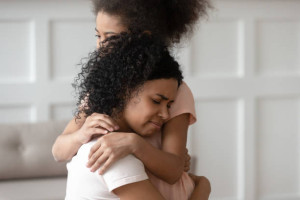 Poema de consolo para mãe que já perdeu filhos; sinta-se abraçada