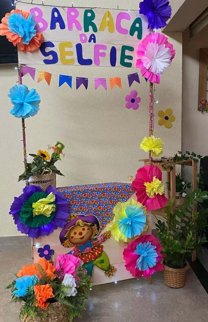 decoracao-barata-de-festa-junina-para-escolas-bandeirinhas-coloridas