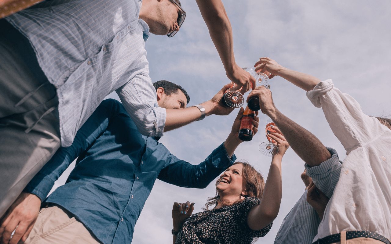 Legendas para fotos tomando vinho: você vai amar elas