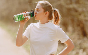 Legendas sobre beber água: compartilhe frases curtas e engraçadas