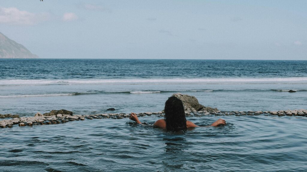 motivos-espirituais-para-tomar-banho-de-mar