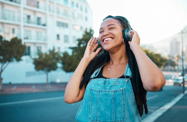 Música pop tem a letra mais épica da história e vamos provar com tradução