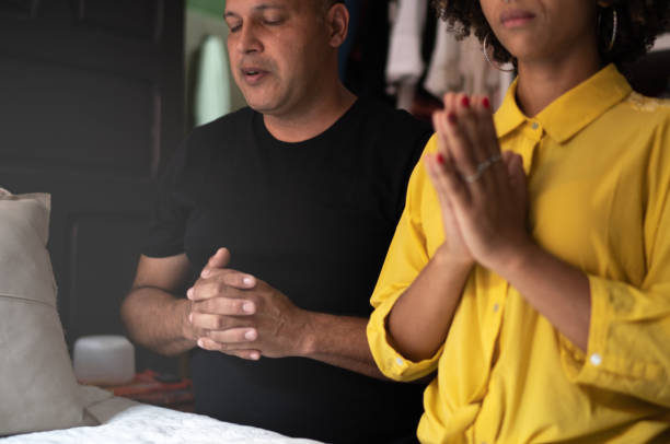 Oração para proteger esposa do mal é linda e necessária