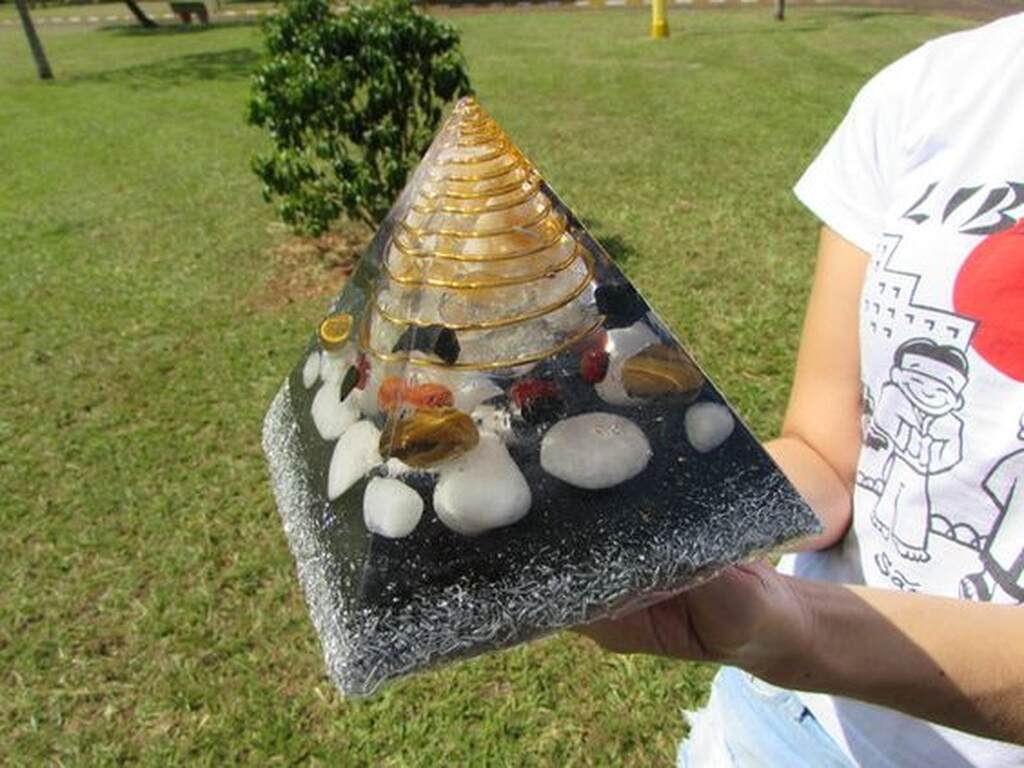 piramide-orgonite-significado-espiritual-arte